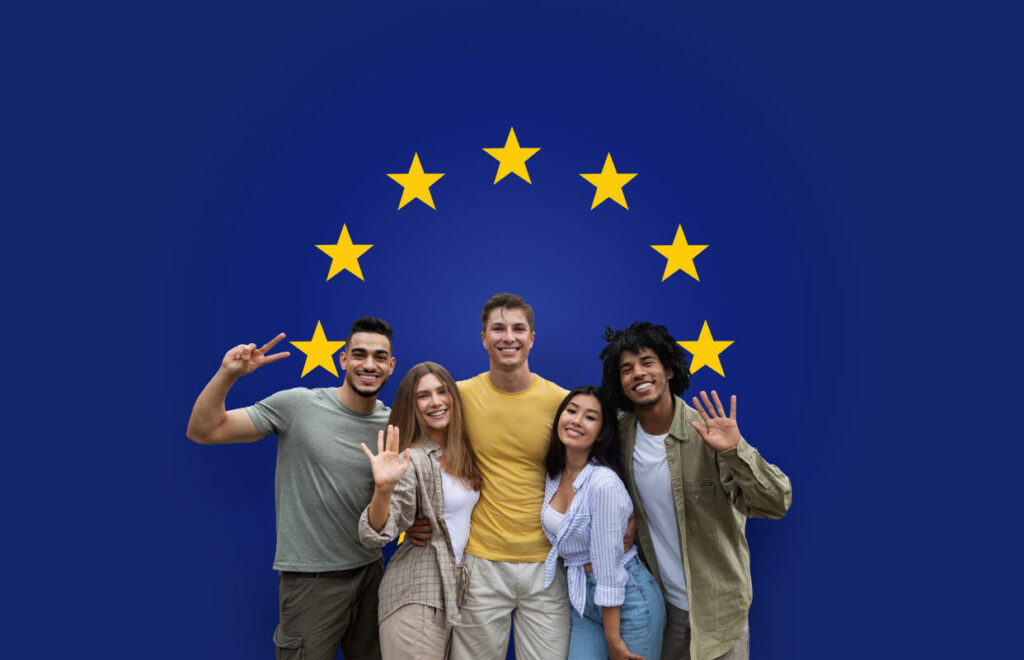 Gente joven y emprendedora tras una bandera de Europa